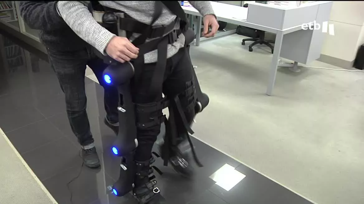 La empresa vasca Gogoa Mobility ha estrenado en Urretxu un laboratorio pionero a nivel mundial para rehabilitaciñon tras lesiones medulares, ictus, esclerosis o Párkinson. Su principal herramienta es Hank, que ayuda a reeducar el cerebro dañado.