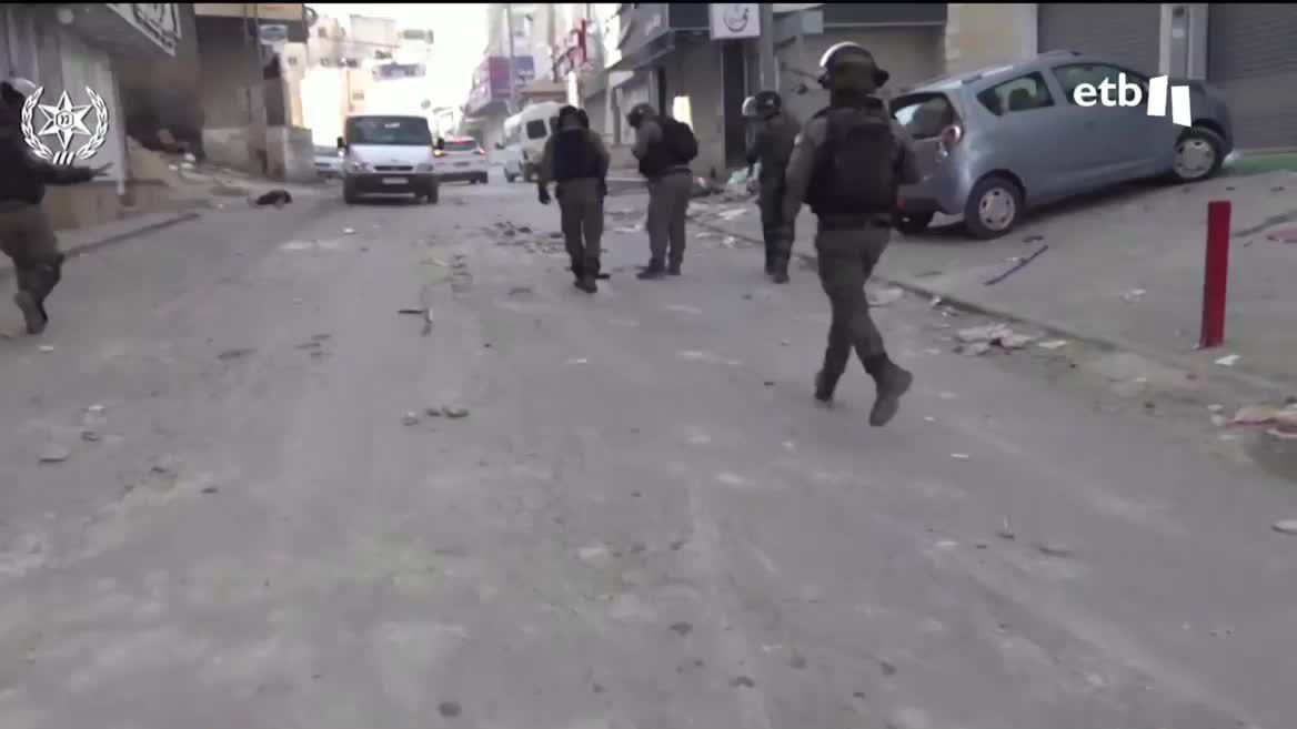 Las fuerzas de seguridad israelíes detuvieron anoche en Jerusalén Este a al menos 42 personas en la casa del presunto agresor que mató a siete personas en el ataque contra una sinagoga. Hoy, además, se ha registrado otro ataque en la ciudad.