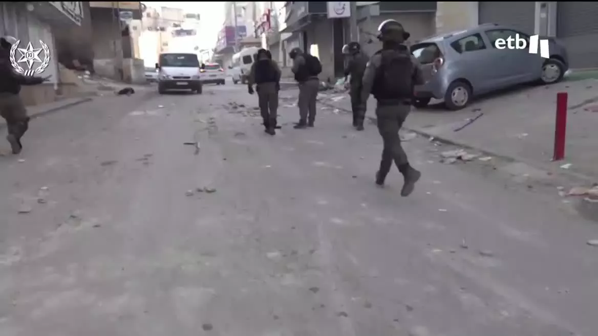 Las fuerzas de seguridad israelíes detuvieron anoche en Jerusalén Este a al menos 42 personas en la casa del presunto agresor que mató a siete personas en el ataque contra una sinagoga. Hoy, además, se ha registrado otro ataque en la ciudad.