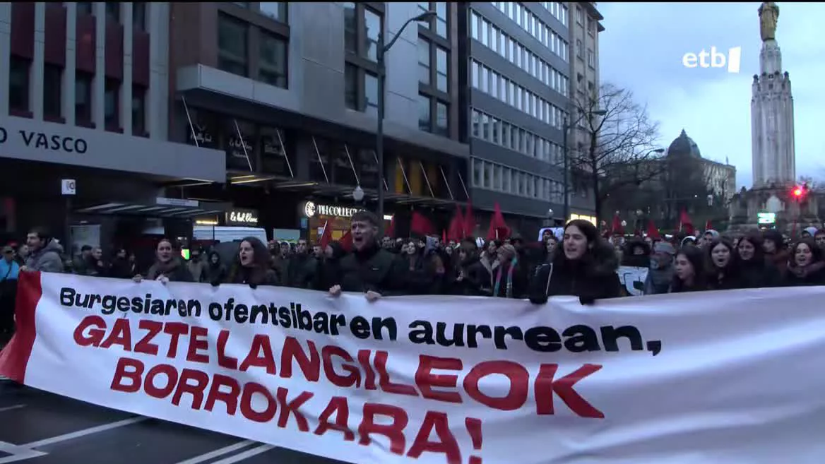 Gazte mugimendu sozialista kalera atera da gaur arratsaldean Bilbon eta Iruñean. Manifestazioak egin dituzte burgesiaren ofentsiba deritzotena salatzeko, eta krisialdi garaian dirua helburu belikoetan erabiltzea leporatu diete agintariei. Bilbon 3.000 pertsona inguru bildu dira; Iruñean, 1.500 bat.
