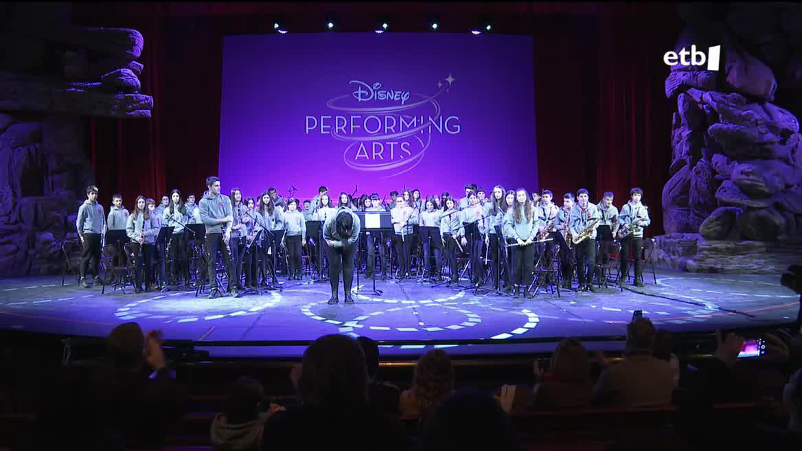 Musika eskolako ikasleek Disneyk antolatzen duen lehiaketa batean hartu dute parte, eta Disneyland Pariseko parkean kontzertua emateko saria lortu dute. Aurretik ere hautatuak izan ziren, baina pandemiak zapuztu egin zien bidaia. Oraingoan bai, bertara bidaiatu eta emanaldia eskaintzea lortu dute.