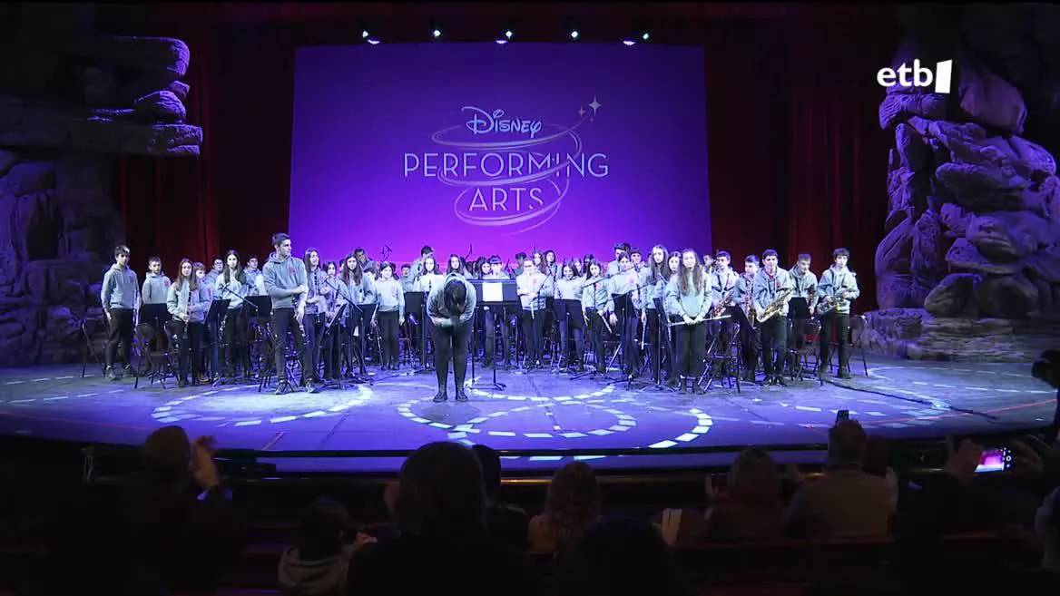 Musika eskolako ikasleek Disneyk antolatzen duen lehiaketa batean hartu dute parte, eta Disneyland Pariseko parkean kontzertua emateko saria lortu dute. Aurretik ere hautatuak izan ziren, baina pandemiak zapuztu egin zien bidaia. Oraingoan bai, bertara bidaiatu eta emanaldia eskaintzea lortu dute.