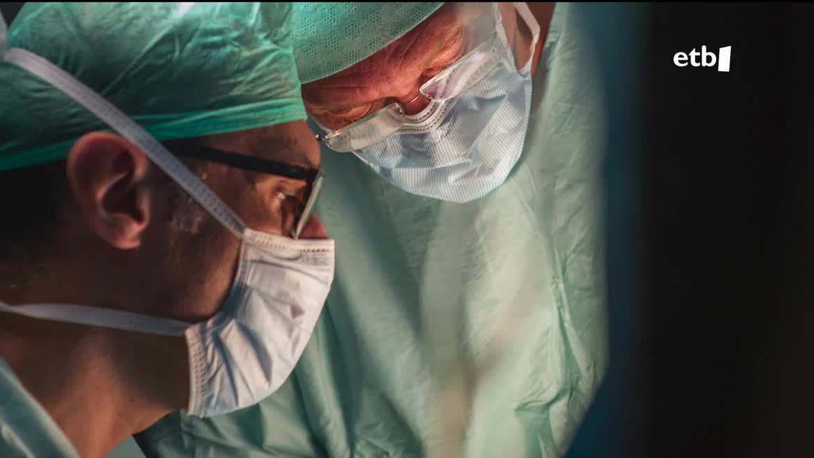 Goren mailako traumatologiako doktorea, Gorbeialdeko ardiekin hasi zen plaketez aberastutako plasmarekin lehen saiakerak egiten. Orain ezaguna da teknika hori kirolarien artean.