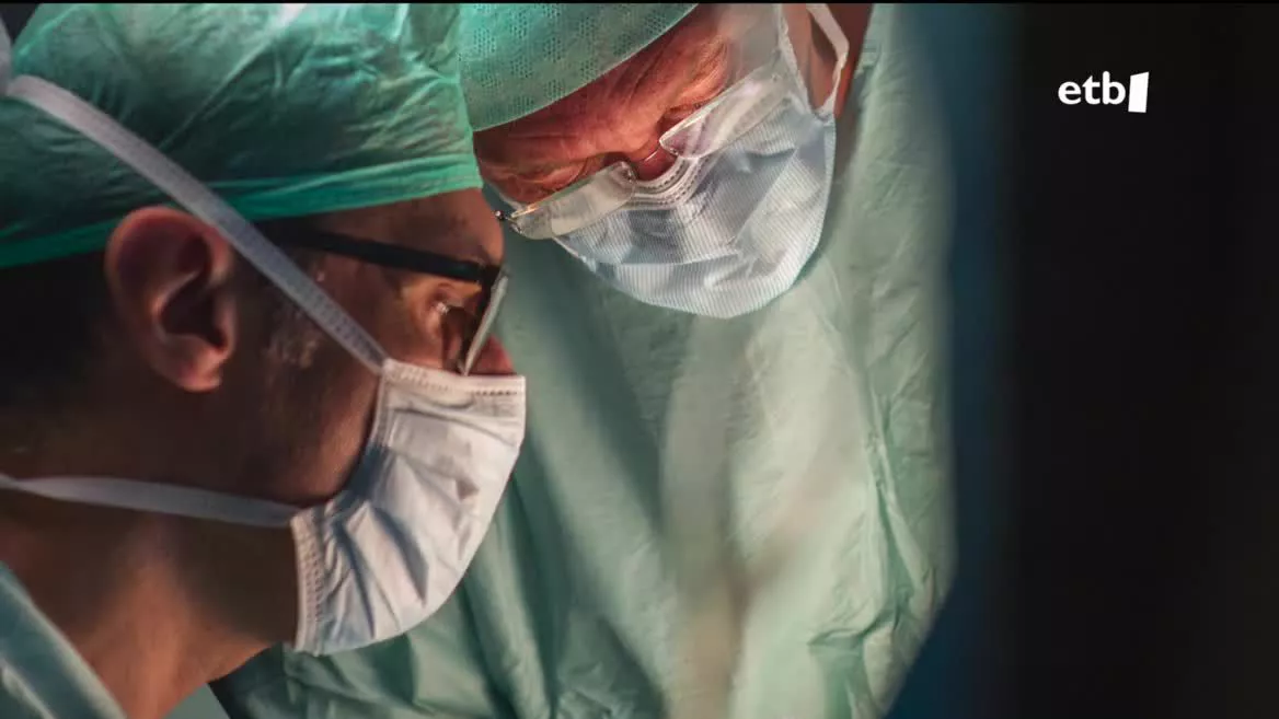 Goren mailako traumatologiako doktorea, Gorbeialdeko ardiekin hasi zen plaketez aberastutako plasmarekin lehen saiakerak egiten. Orain ezaguna da teknika hori kirolarien artean.