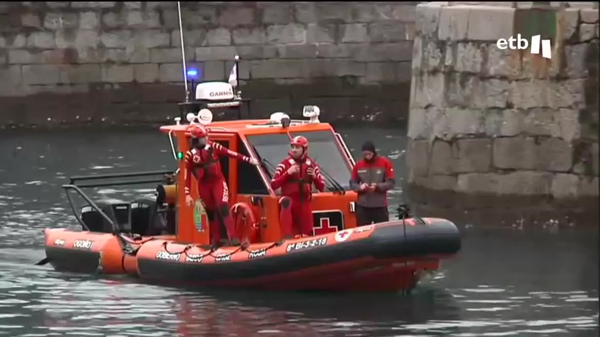 Esta mañana los servicios de emergencia han rescatado del mar el cuerpo sin vida de un buceador. El cuerpo ha sido recuperado sobre las 10:00 de la mañana. Al parecer, 8 personas han salido a pescar al mar y una de ellas ha sido hallada muerta.