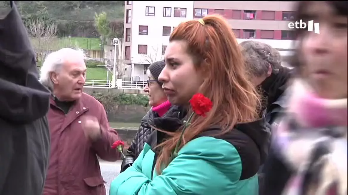 En la Ribera de Deusto, familiares y amigos han hecho un acto de homenaje en la plaza que lleva su nombre. Yolanda fue secuestrada y asesinada por el Batallón Vasco Español en 1980, cuando tenía 19 años. Estaba estudiando en Madrid y era militante del Partido Socialista de los Trabajadores.
