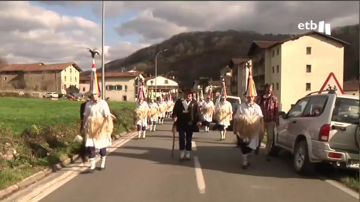 El primer lunes después del último domingo de enero comienzan los carnavales en estas dos localidades de la mancomunidad de Malerreka, en Navarra. Mañana los joaldunak de Ituren recorrerán los 3 kilómetros que les separan de Zubieta y les devolverán la visita.