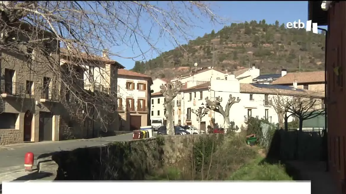 Una inmensa mayoría de las niñas y niños de Mañeru están matriculados en el modelo D. Además, la señalética del pueblo está en bilingüe. El Ayuntamiento había pedido por unanimidad pasr a  la zona mixta.