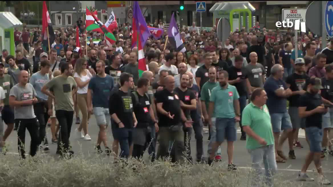 Tras meses de negociaciones y 11 jornadas de huelga, CC. OO., UGT y LAB han firmado con FVEM el acuerdo, que contempla una subida salarial del 15 % hasta 2025.