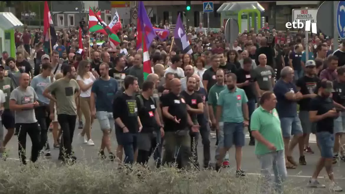 Tras meses de negociaciones y 11 jornadas de huelga, CC. OO., UGT y LAB han firmado con FVEM el acuerdo, que contempla una subida salarial del 15 % hasta 2025.