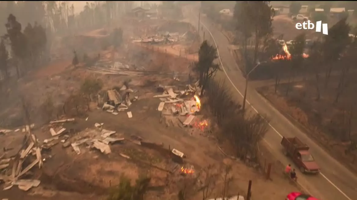 Varios incendios en el sur de Chile han dejado al menos 13 muertos. Se han contabilizado casi 200 incendios, y según las autoridades locales, muchos de ellos intencionados. De momento, 40 000 hectáreas han quedado calcinadas.
