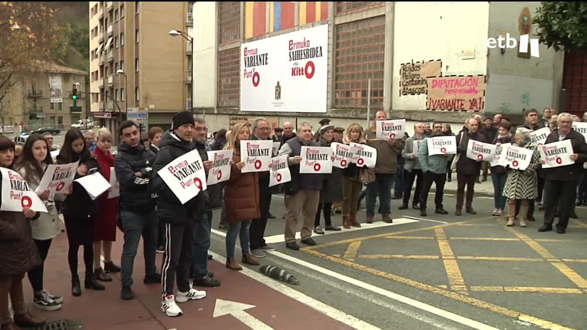 Según han denunciado, les prometieron que estaría culminada hace siete años. El acto, con un corte de carretera de media hora, lo ha organizado el propio Ayuntamiento de Ermua, y su alcalde, el socialista Juan Carlos Abascal, ha recriminado a la Diputación que discrima a su localidad.