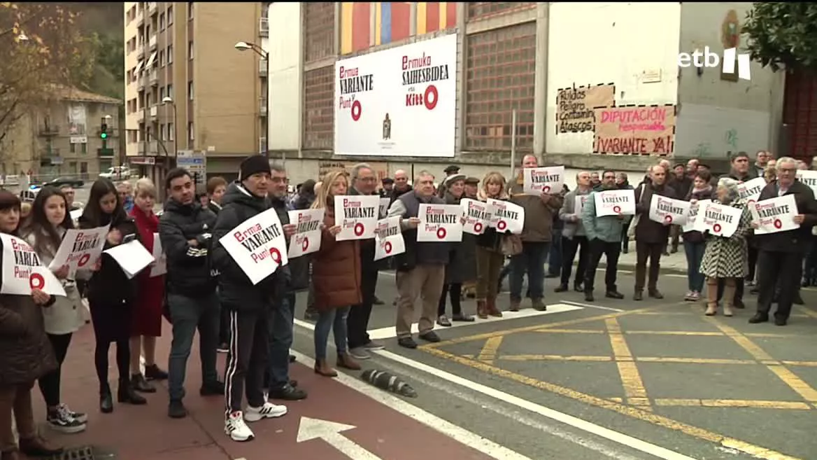 Según han denunciado, les prometieron que estaría culminada hace siete años. El acto, con un corte de carretera de media hora, lo ha organizado el propio Ayuntamiento de Ermua, y su alcalde, el socialista Juan Carlos Abascal, ha recriminado a la Diputación que discrima a su localidad.