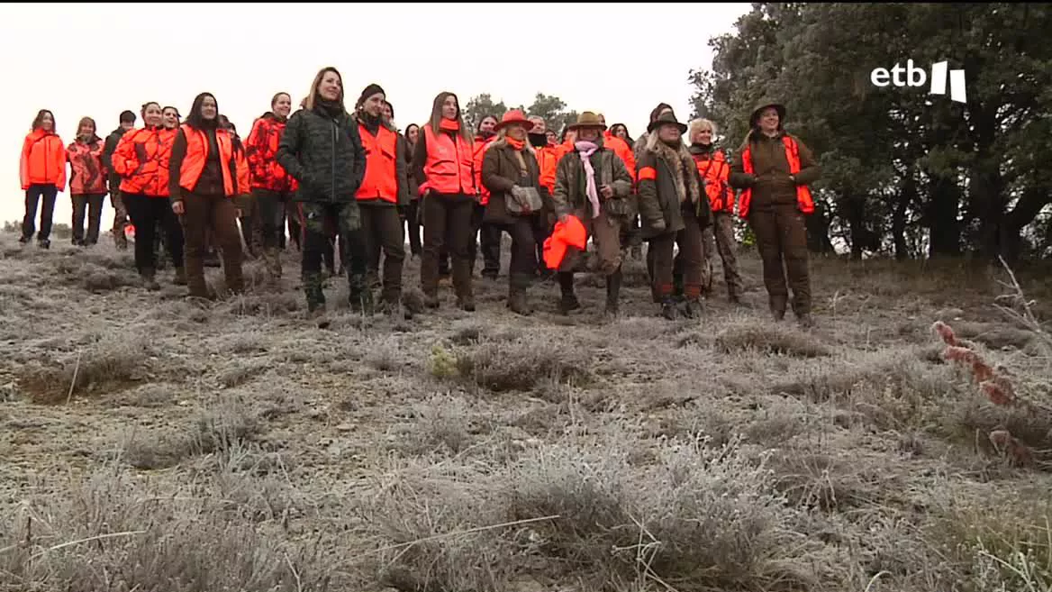 Mujeres cazadoras procedentes de todo el Estado español se han dado cita hoy en Kuartango, en una batida de jabalíes organizada por primera vez exclusivamente para mujeres. Ha sido una iniciativa de la Federación Alavesa de Caza para visibilizar la presencia de las mujeres en el mundo de la caza.