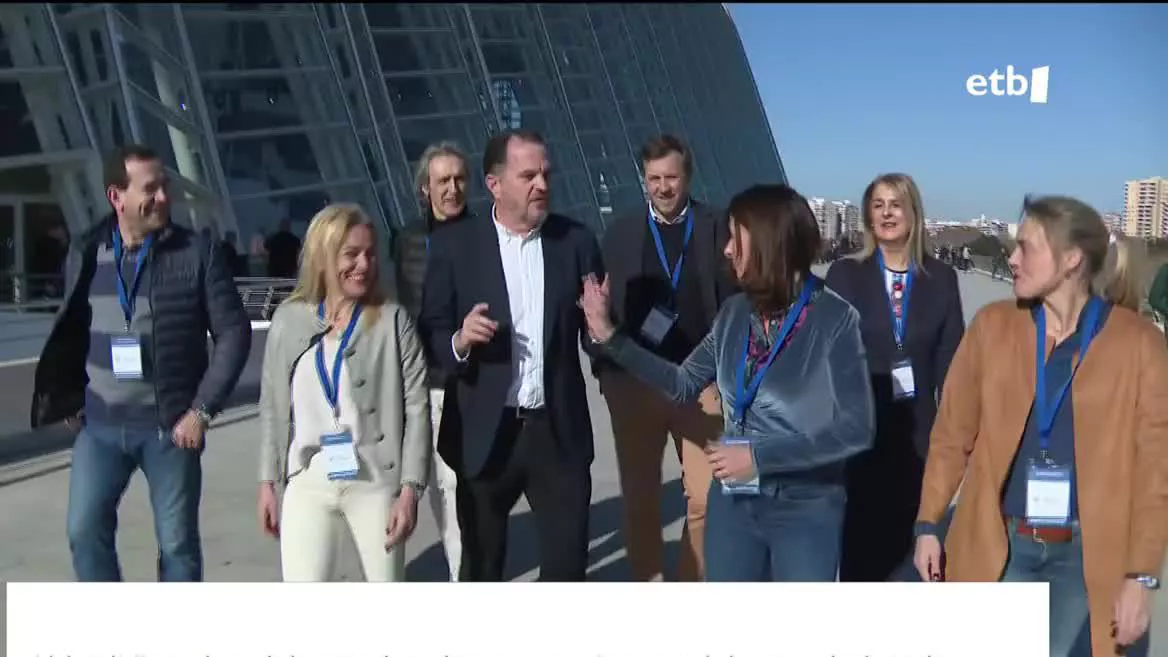 Euskadiko Alderdi Popularraren hautagaiak Valentzian dira, udalarteko bilkuran. Carlos Iturgaizek eredutzat jarri du alderdi popularraren kudeaketa, eta esan du Pedro Sanchezen gobernuaren legeek alarma soziala pizten dutela, eta EAJaren kontra ere egin du lege horiek babesteagatik.