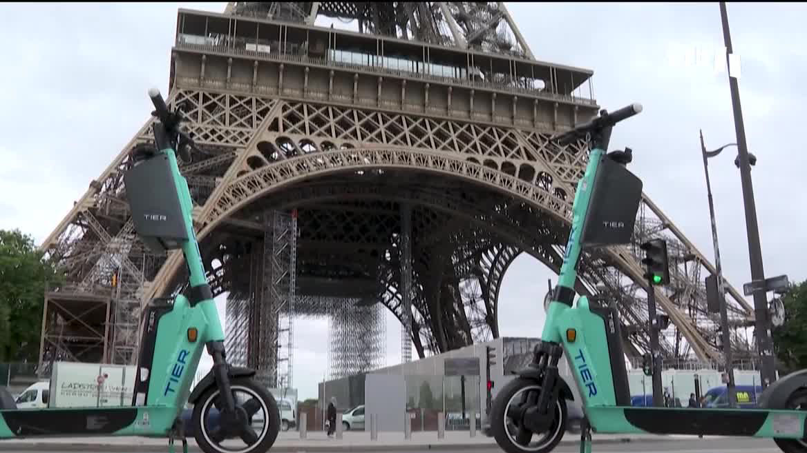 Ahora que caducan las licencias de las tres empresas que alquilan patinetes eléctricos en París, la alcaldesa Anne Hidalgo quiere estos desaparezcan. Sin embargo, serán los y las ciudadanas las que decidan qué hacer. El referéndum se celebrará el 2 de abril.
