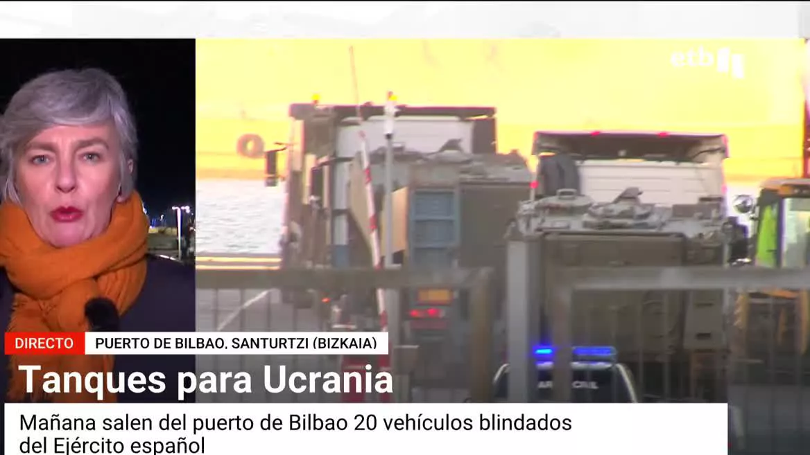 En el puerto de Bilbao ya lo han dispuesto todo para que mañana zarpen en barco los 20 vehículos blindados que el Gobierno de España enviará a Ucrania, aquellos que vimos arribar al puerto en la tarde del viernes.