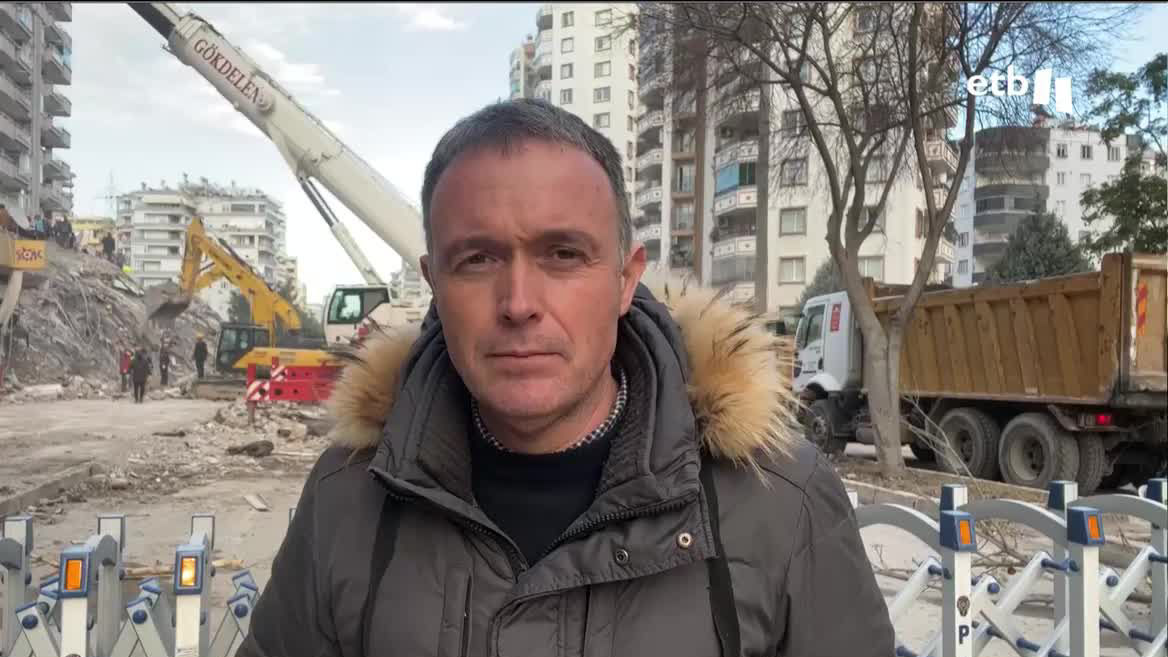 El Estado otomano prepara refugios en Antalya para miles de personas que se han quedado en la calle. 70 países han ofrecido ayuda al Gobierno turco. Sin embargo, la ayuda no ha llegado a las zonas del norte de Siria bajo control de los rebeldes, que han pedido ayuda internacional.
