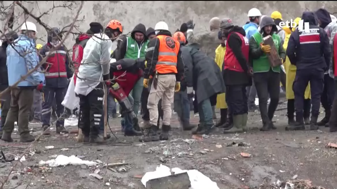 Los equipos de rescate no pierden la esperanza de encontrar supervivientes. Este miércoles partirán de Euskadi un grupo de bomberos de Vitoria-Gasteiz.