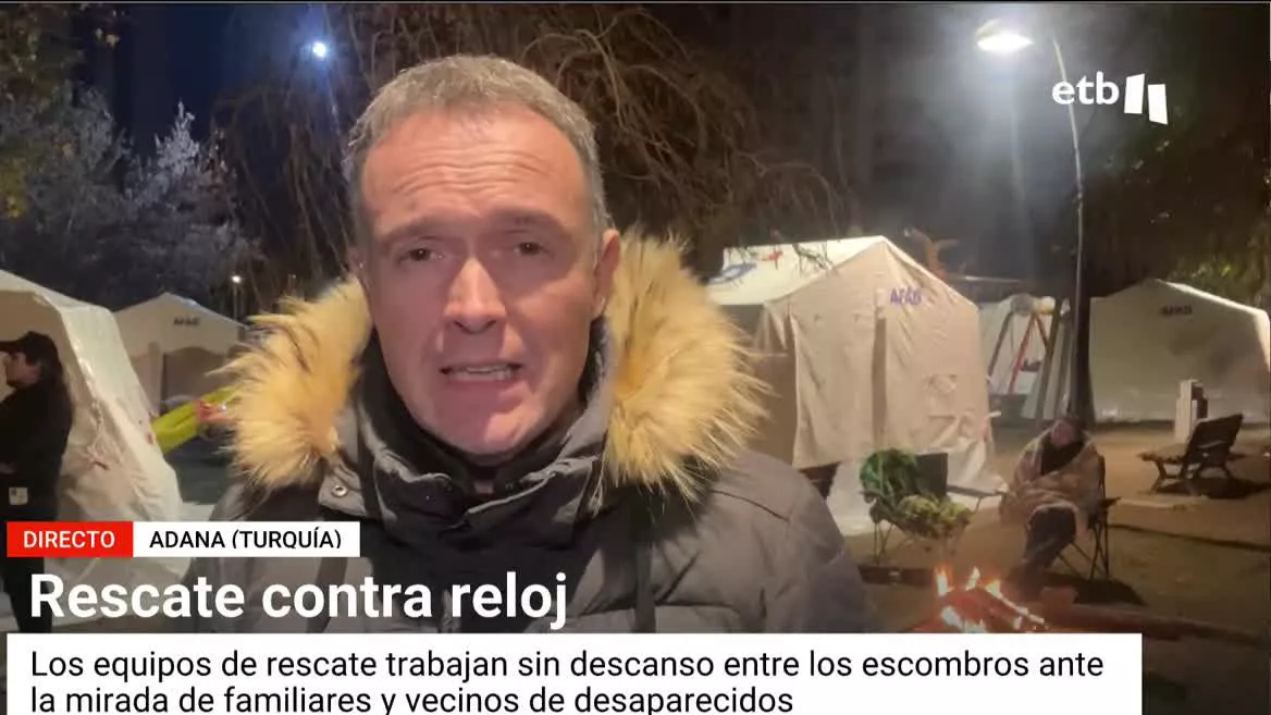 Los equipos de rescate trabajan sin descanso entre los escombros ante la mirada de familiares y amigos de desaparecidos.