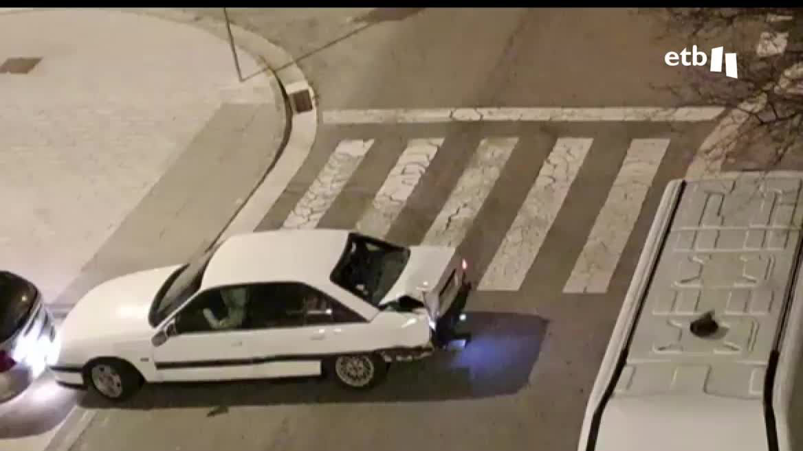 Espectacular, pero fallido robo con alunizaje esta pasada noche en el estanco de la localidad navarra. Ha empotrado un coche contra el escaparate, pero no ha podido llevarse nada.