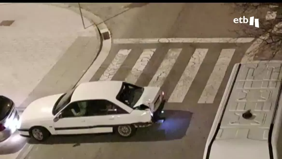 Espectacular, pero fallido robo con alunizaje esta pasada noche en el estanco de la localidad navarra. Ha empotrado un coche contra el escaparate, pero no ha podido llevarse nada.