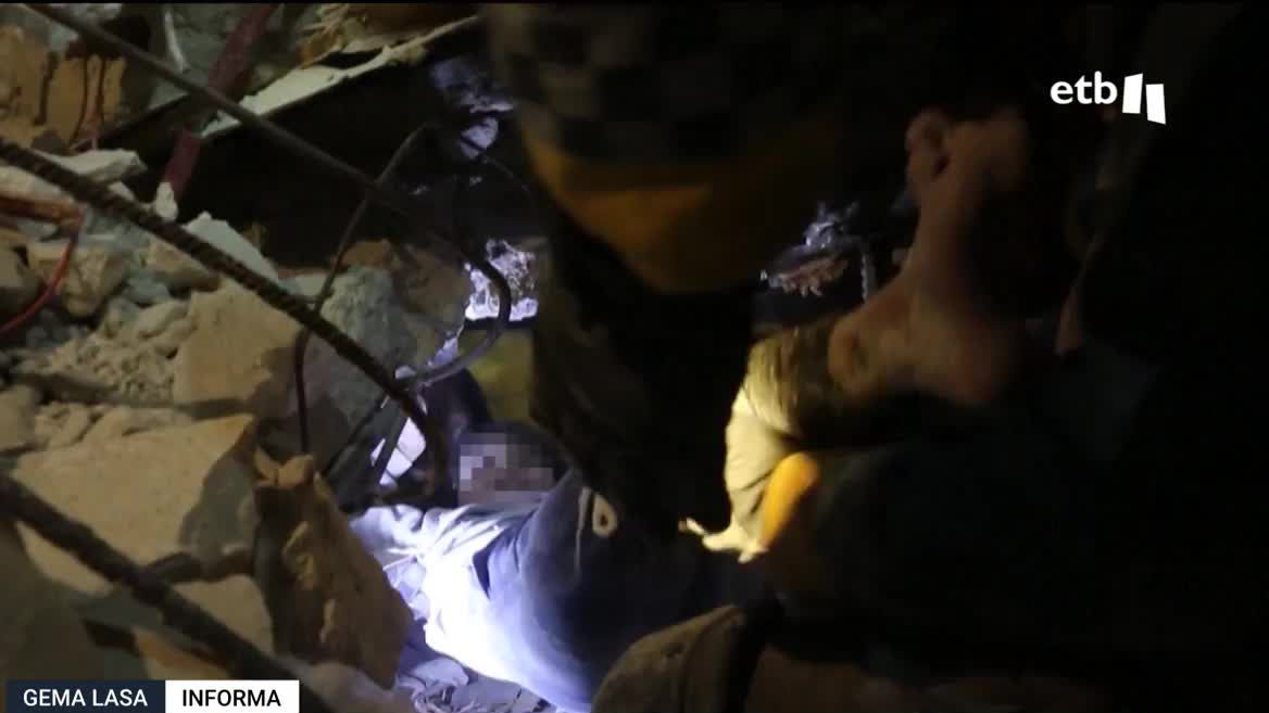 Tres días después del terremoto, siguen rescatando supervivientes. En Siria, los Cascos Blancos lideran los rescates en zonas en manos de la oposición.