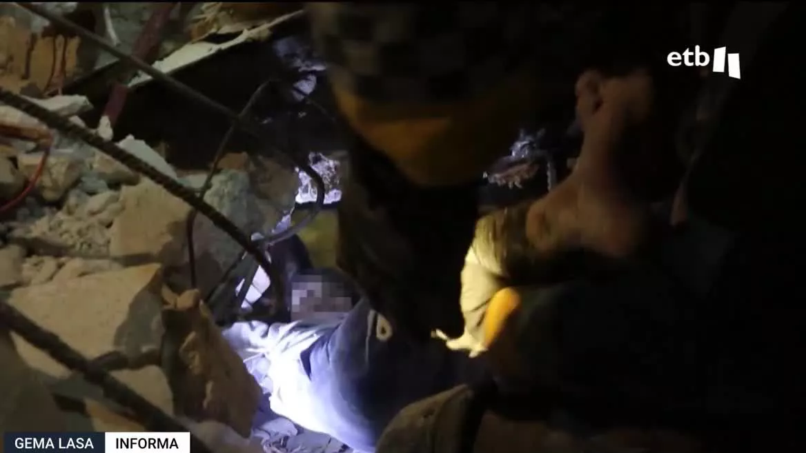 Tres días después del terremoto, siguen rescatando supervivientes. En Siria, los Cascos Blancos lideran los rescates en zonas en manos de la oposición.
