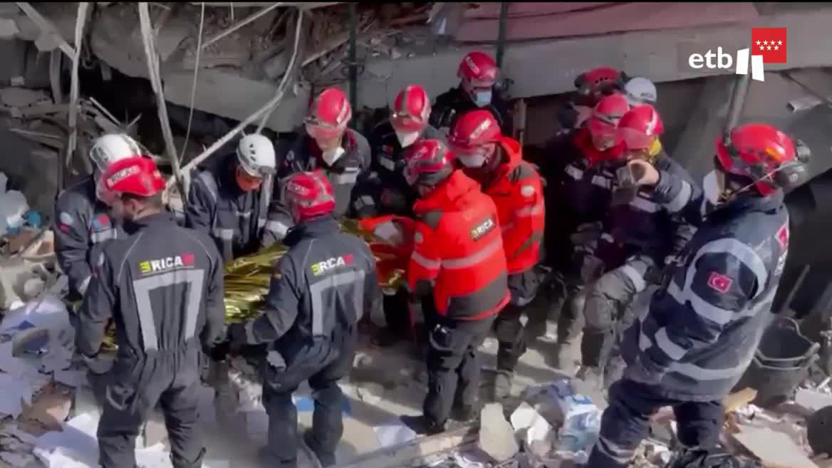 Ibon Zinkunegi, de Bomberos Sin fronteras, explica que el factor tiempo es clave en las labores de rescate. El estado de salud de la víctima es otro factor crítico: si tiene heridas graves o un sangrado abundante. Otro condicionante es la deshidratación, sin beber se suele aguantar entre 3 a 7 días.