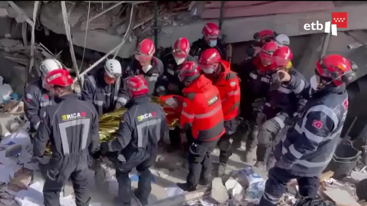 Ibon Zinkunegi, de Bomberos Sin fronteras, explica que el factor tiempo es clave en las labores de rescate. El estado de salud de la víctima es otro factor crítico: si tiene heridas graves o un sangrado abundante. Otro condicionante es la deshidratación, sin beber se suele aguantar entre 3 a 7 días.