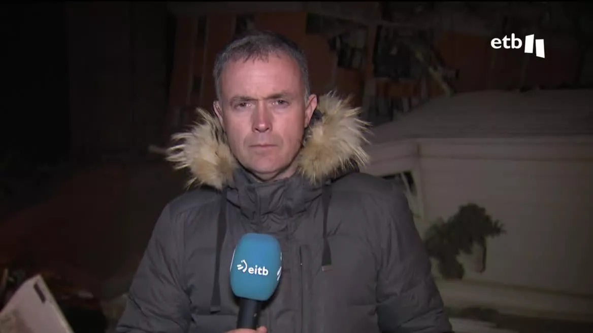 El número de fallecidos, que aumenta sin cesar, asciende a más de 19.000. Los voluntarios reparten comida y ropa en los campamentos y el polideportivo de Kahramamaras está siendo utilizado como morgue, y las excavadoras para cavar tumbas.