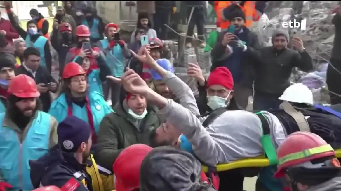 27 urteko emakume gazte batek 110 ordu egin ditu bere etxeko hondakinen azpian, eta bizirik erreskatatu dute. 107 ordu egin ditu beste emakume batek. Ahmed 5 urteko mutiko siriarrak familia osoa galdu du. Haren gurasoak eta hiru anai-arrebak hil dira lurrikaran.
