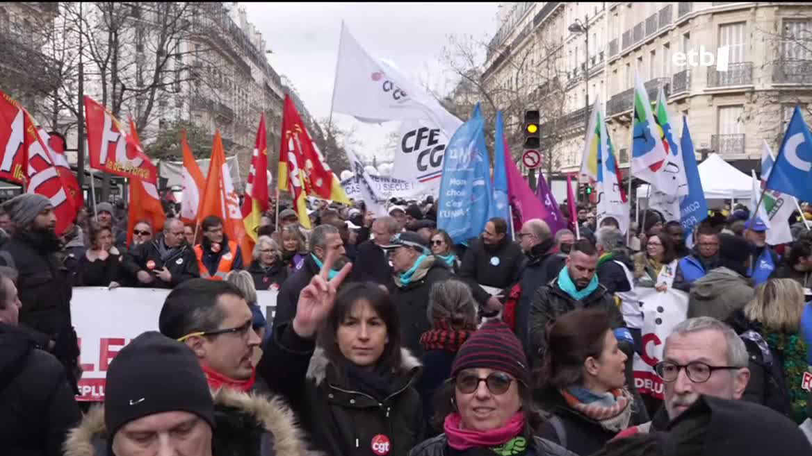 Sindikatuek deituta, milaka herritar atera dira kalera Macronen erretreten erreformaren aurka. Laugarren manifestazioa da erreformaren aurka, eta helburua da gaurkoak orain arteko jendetsuenak izatea. 250 manifestazio deitu dituzte estatu osoan. Baionan ere, milaka lagun atera dira kalera.