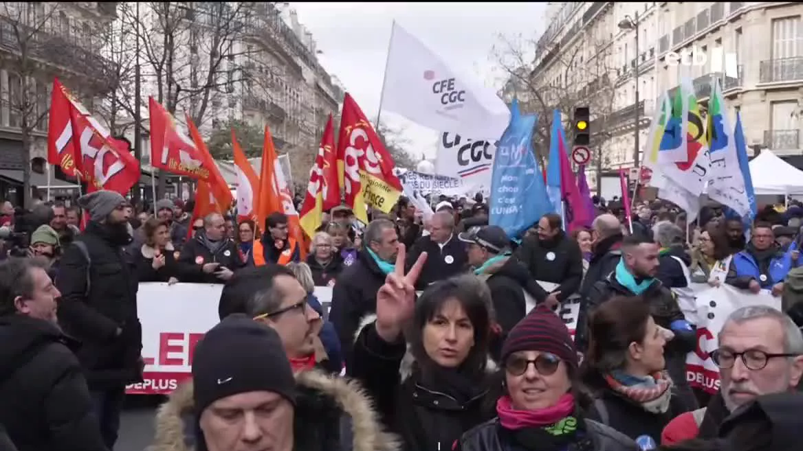 Convocados por los sindicatos, miles de ciudadanos han salido a las calles en contra de la reforma de las pensiones de Macron. Es la cuarta ocasión, y el objetivo es que las manifestaciones de hoy sean las más multitudinarias hasta la fecha. Son 250 en todo el estado; entre ellas, la de Baiona.