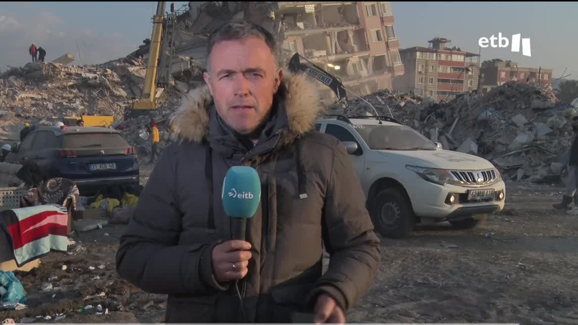 Turquía y Siria siguen trabajando en la búsqueda de los miles de desaparecidos en el terremoto que se produjo en la noche del domingo al lunes. Con el paso de las horas, cada vez es más difícil encontrar a alguien con vida. Los equipos de rescate trabajan sin descanso. Allí está Mikel Ayestaran.