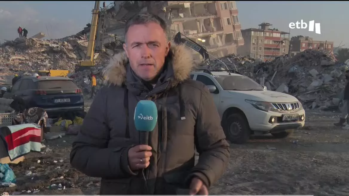 Turquía y Siria siguen trabajando en la búsqueda de los miles de desaparecidos en el terremoto que se produjo en la noche del domingo al lunes. Con el paso de las horas, cada vez es más difícil encontrar a alguien con vida. Los equipos de rescate trabajan sin descanso. Allí está Mikel Ayestaran.