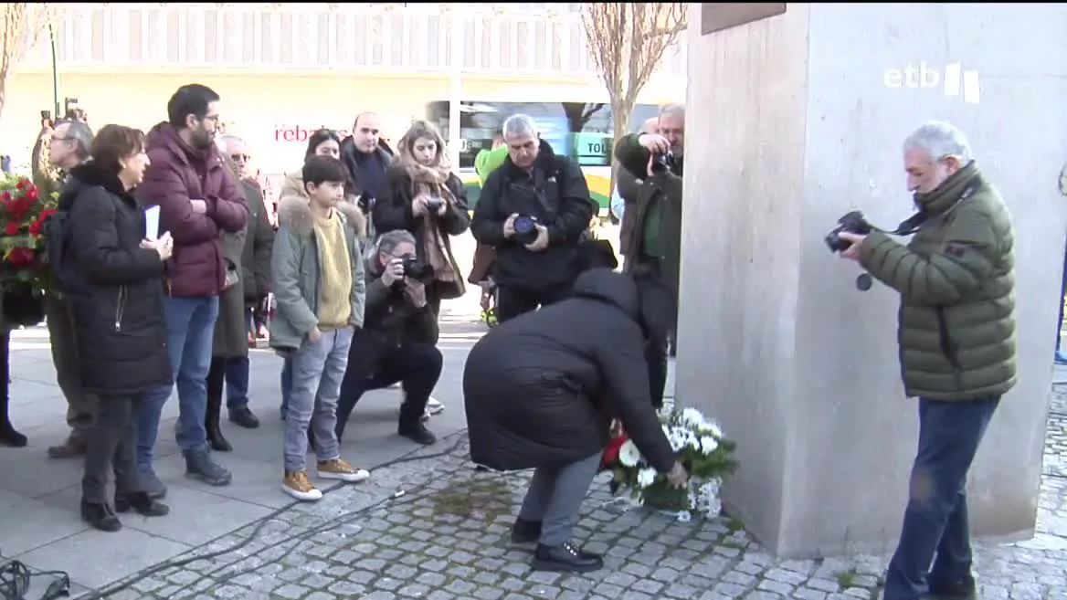 Siete asociaciones han conmemorado este sábado en Pamplona el día declarado por el Parlamento de Navarra en recuerdo de los desplazados forzosos de ETA y sus víctimas en un acto en el que han denunciado el "blanqueamiento y las mentiras" y el cambio de "presos por presupuestos".