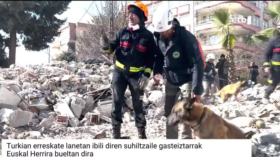 Turkia eta Siriako hainbat eremutan erreskate-lanak amaitutzat eman dituzte, eta bizirik atera direnei laguntzeko fasea abiatu dute. Tartean Admayan hirian, Gasteizko suhiltzaileak aritu dira lanean. Ankararako bidea hartu dute, dagoeneko eta handik Euskal Herrira.