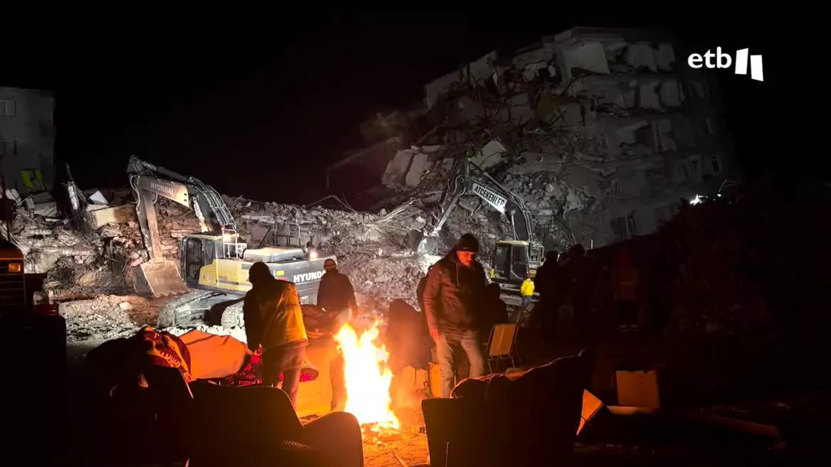 La recogida de residuos y la reconstrucción de la zona es el nuevo reto de Turquía, especialmente en la zona cero, en la región de Hatay, en la frontera entre Turquía y Siria. Allí el destrozo es grande y la mayoría de la población se ha quedado sin nada, en plena calle.
