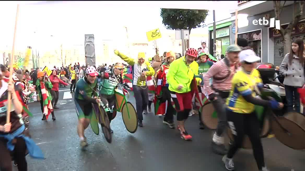 Los vecinos del barrio bilbaíno se han echado a la calle para disfrutar de esta fiesta justo una semana antes de que lo haga el resto de la ciudad.