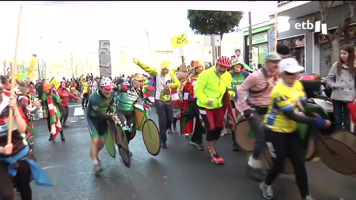 Los vecinos del barrio bilbaíno se han echado a la calle para disfrutar de esta fiesta justo una semana antes de que lo haga el resto de la ciudad.