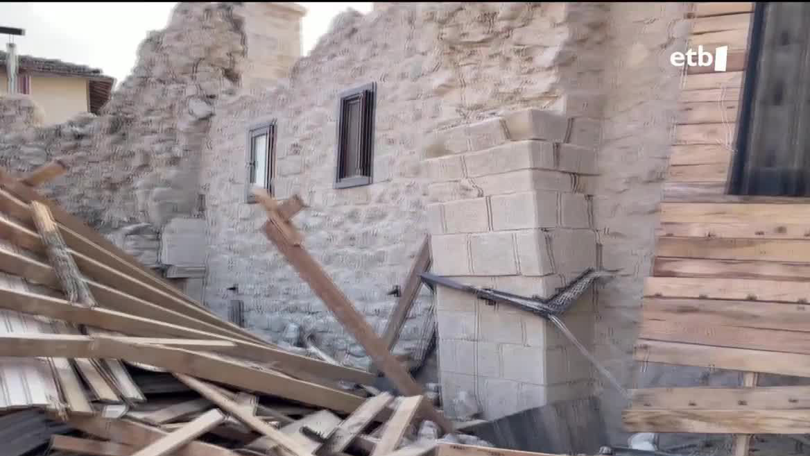 Azken datuen arabera, lurrikaretan hildakoak 39.000ra iritsi dira dagoeneko, eta 85.000 zauritutik gora daude. Turkiako Gobernuak esan du ikertu egingo duela nola zeuden azpiegiturak eraikita. Momentuz 14 lagun daude atxilotuta, tartean eraikitzaileak, eta beste ehun baino gehiago, atxilotzeke.