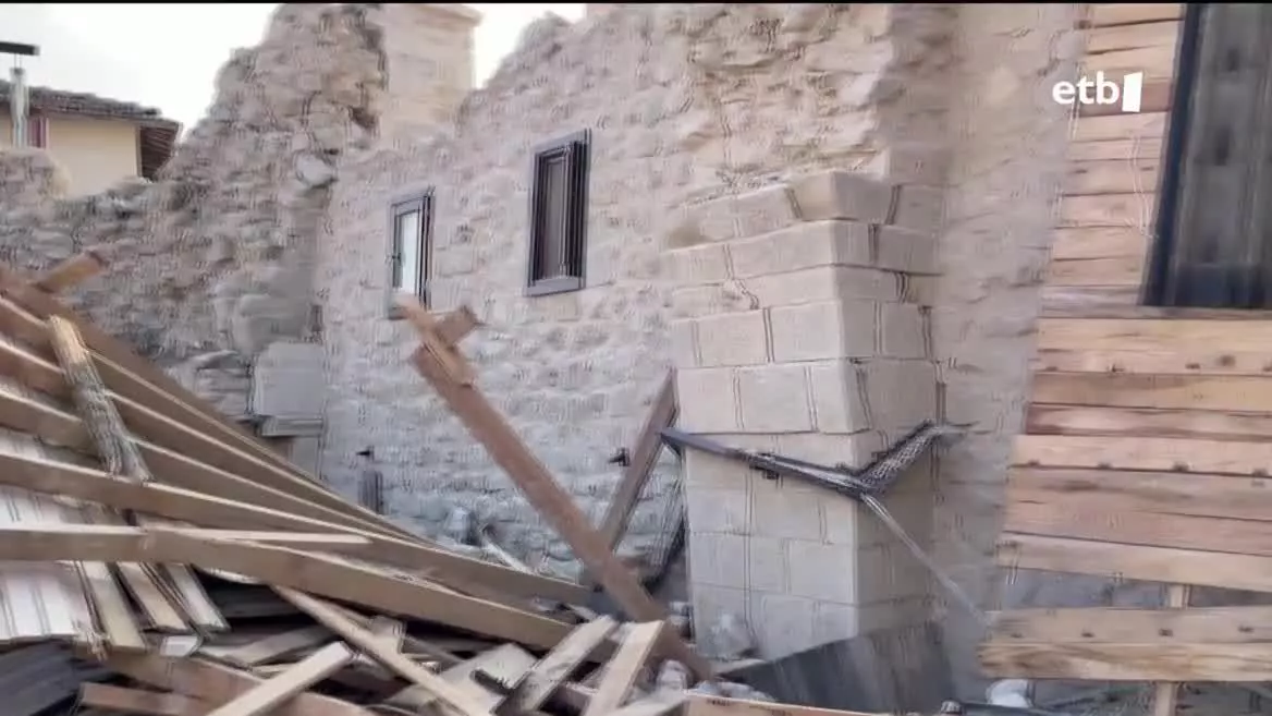 Azken datuen arabera, lurrikaretan hildakoak 39.000ra iritsi dira dagoeneko, eta 85.000 zauritutik gora daude. Turkiako Gobernuak esan du ikertu egingo duela nola zeuden azpiegiturak eraikita. Momentuz 14 lagun daude atxilotuta, tartean eraikitzaileak, eta beste ehun baino gehiago, atxilotzeke.