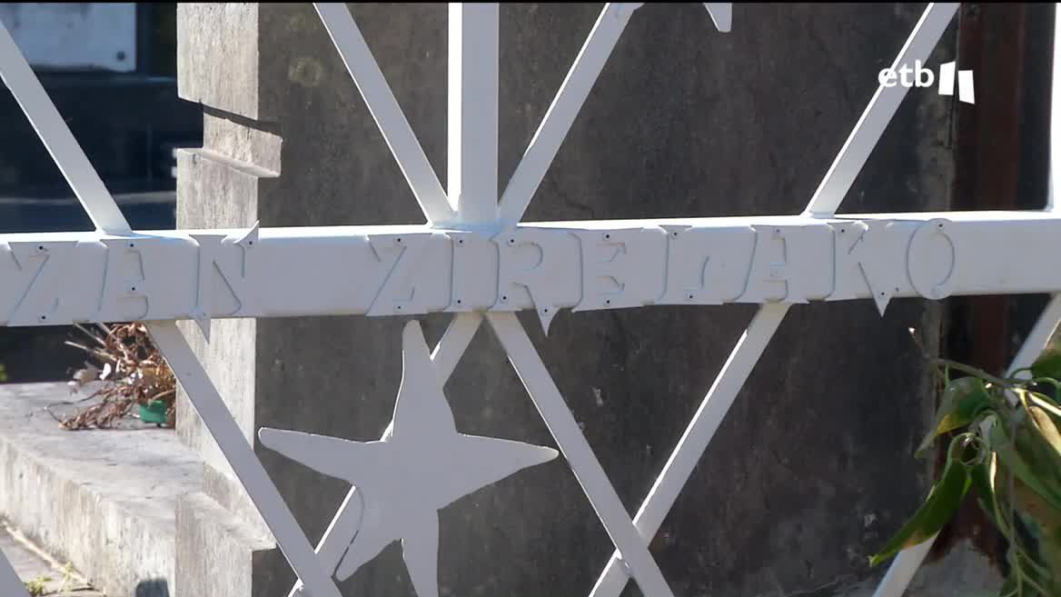 “Izan zirelako txokoa” está ubicado en el cementerio de Hernani y es el segundo de Euskadi tras el que se inauguró en 2021 en Bilbao. Pretende ser un espacio simbólico para el recuerdo y la conexión con los bebes fallecidos, una pérdida muchas veces silenciada e invisibilizada.