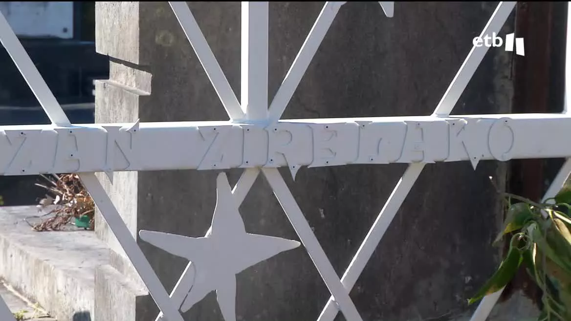“Izan zirelako txokoa” está ubicado en el cementerio de Hernani y es el segundo de Euskadi tras el que se inauguró en 2021 en Bilbao. Pretende ser un espacio simbólico para el recuerdo y la conexión con los bebes fallecidos, una pérdida muchas veces silenciada e invisibilizada.
