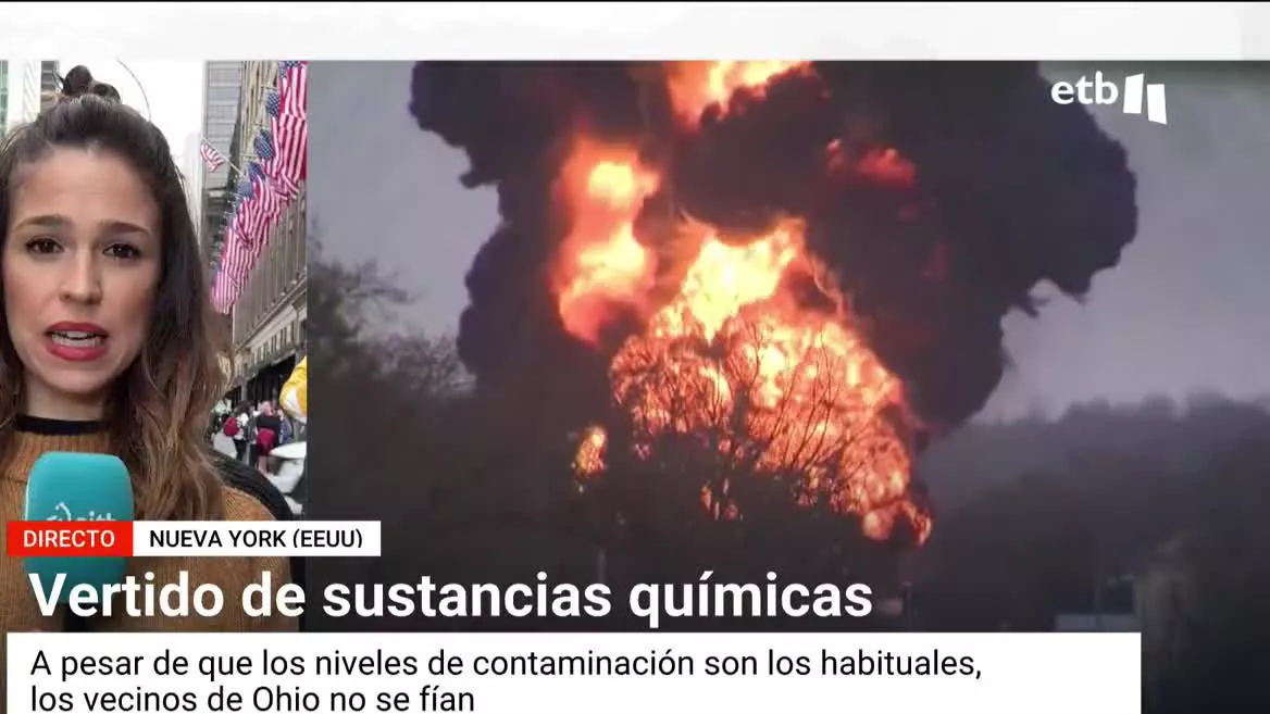 El descarrilamiento y posterior incendio de un tren que transportaba material tóxico ha causado una catástrofe medioambiental cuya magnitud aún no está clara.