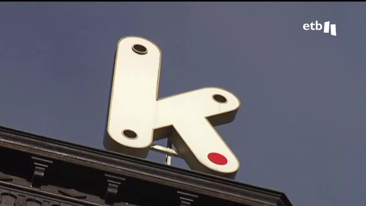 Kutxabank cree que el nuevo gravamen los sitúa en desventaja competitiva. Kutxabank no es la primera entidad bancaria en recurrir el impuesto. Anteriormente lo hicieron también Bankinter y Abanca, además de las patronales AEB y CECA.