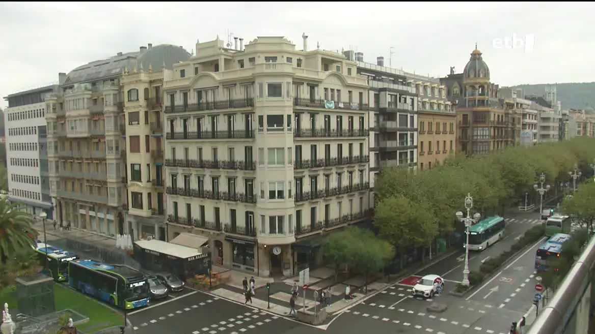 Euskadin, bataz beste, 700 euro balio du etxe bat alokatzeak. Bilbon hamaika etxe daude alokairuan 700 euroren azpitik. Gasteizen bi etxe bakarrik topatu ditugu 700 euro edo gutxiagoan. Donostian etxe bat bera ere ezinda alokatu 700 euro baino gutxiagogatik.