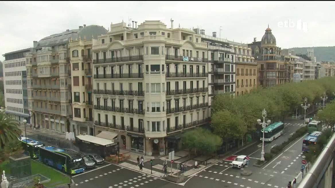 Alquilar una casa en la CAV cuesta de media 700 euros. En Bilbao hay tan solo once pisos en alquiler por menos de 700 euros. En Vitoria-Gasteiz tan solo estám disponibles dos casa por 700 euros o menos. En Donostia, el piso más barato en alquiler cuesta 800 euros.