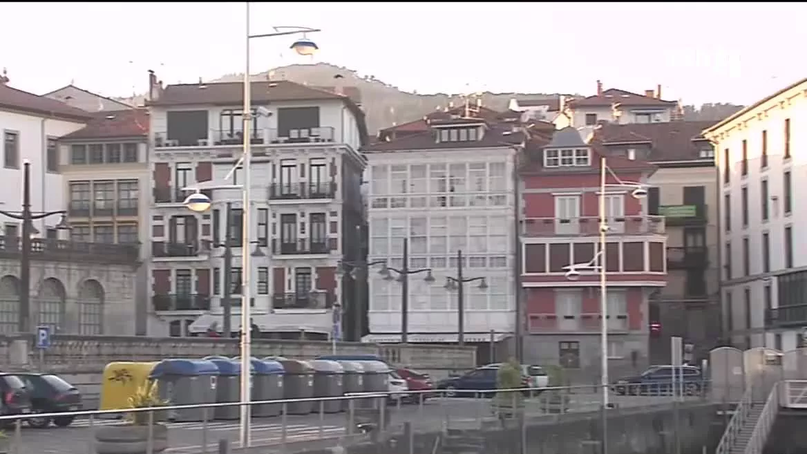 Con la medida, el Ayuntamiento quiere poner fin a los problemas de convivencia. Se prevén multas desde 50 hasta 300 euros. La mayoría de las localidades costeras prohíben poner la música alta si molesta al de al lado.
